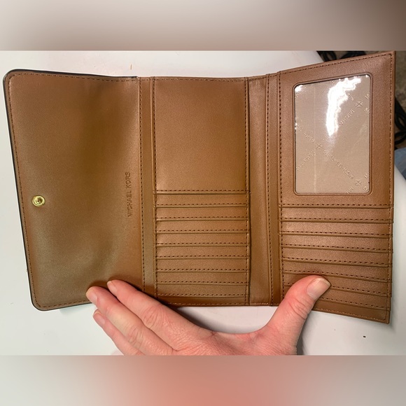 Michael Kors leather shoulder bag and matching wallet - Picture 5 of 5